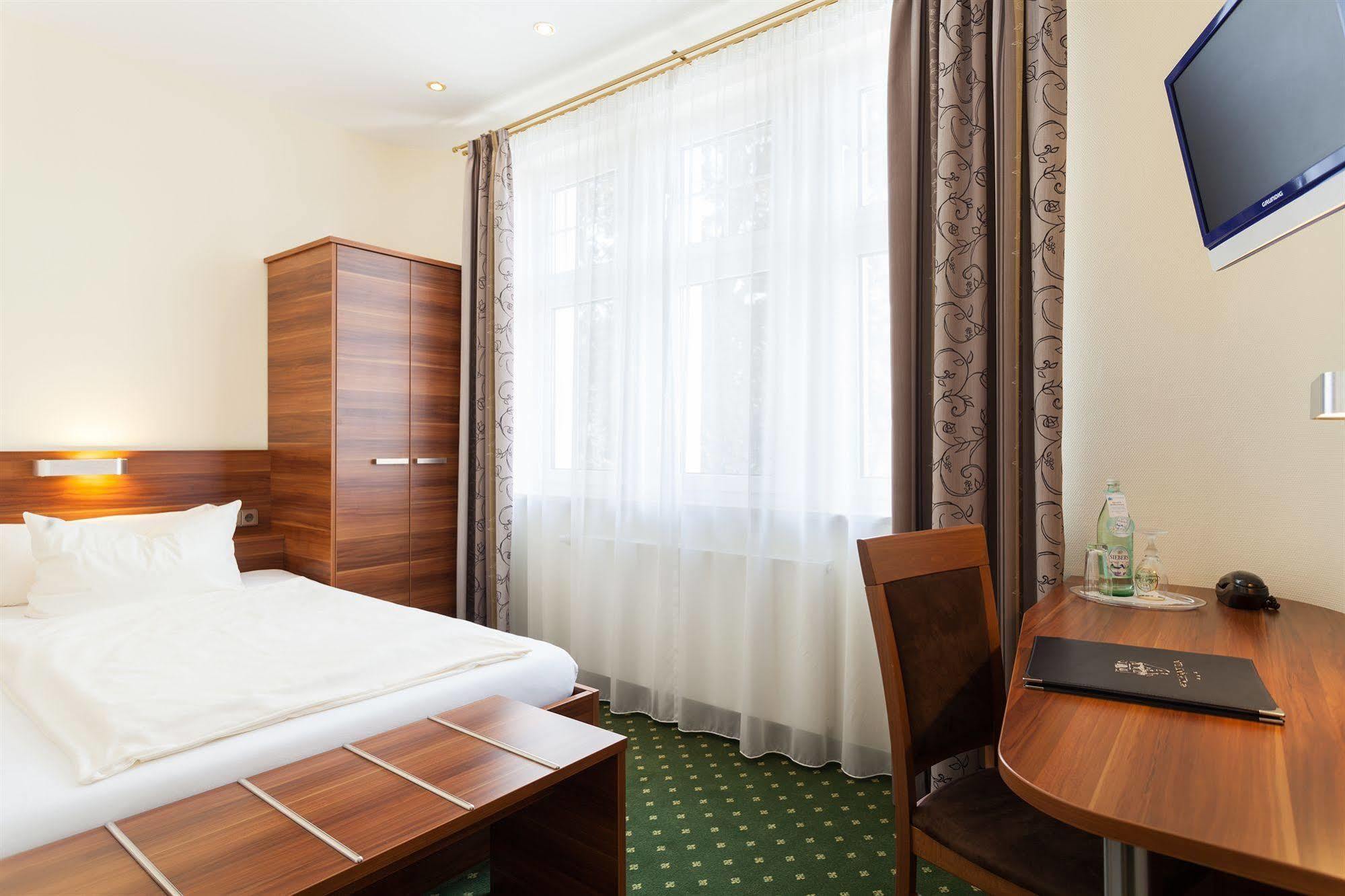 Hotel Schoengarten Garni Линдау Экстерьер фото